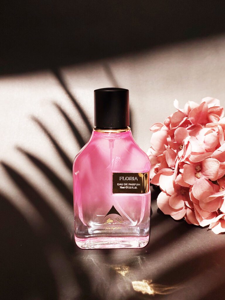 This exclusive blend has been created around fresh lilac blossom & Turkish rose. Some will detect milky rose. The fragrance opens with freshness of Turkish rose lilac blossom, lychee trio and grows into a mysterious smell, white musk and woody notes gives depth to floria and makes it subtle yet more complicated fragrance