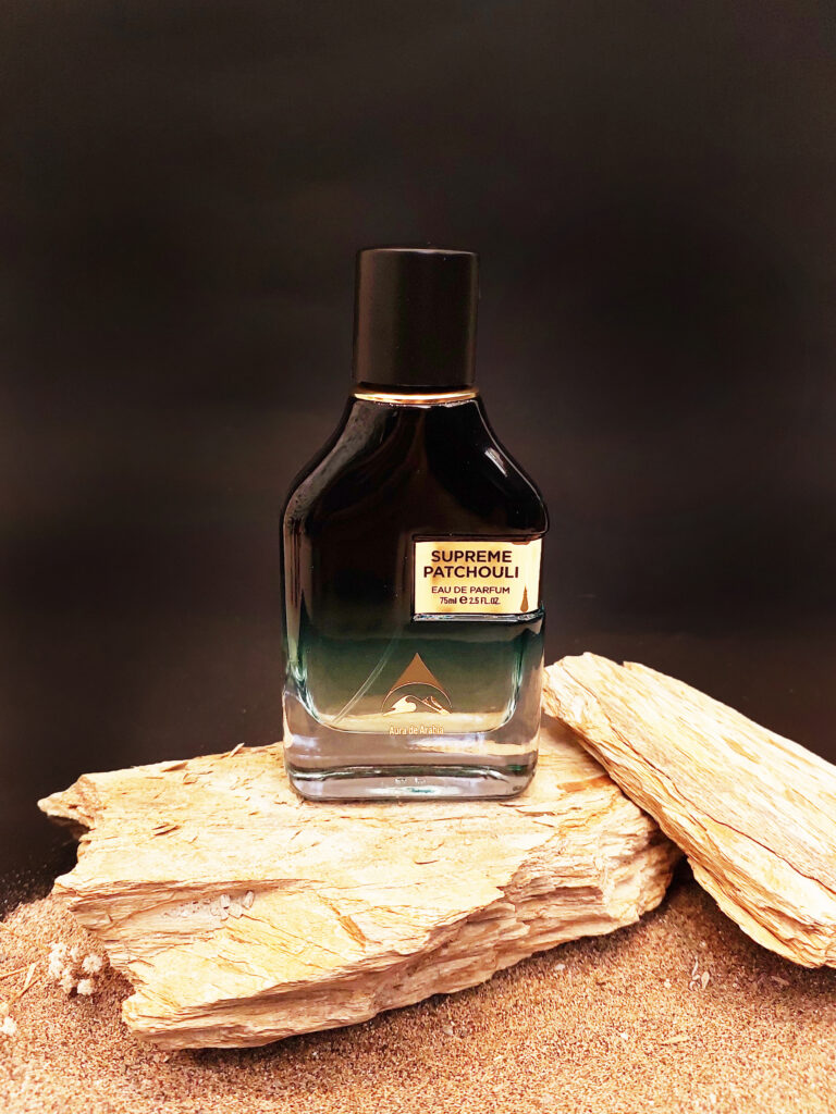 The best way to describe it is a very rich, refined classy scent for modern time. A very fresh and intense note of patchouli play together with frankincense and rose.